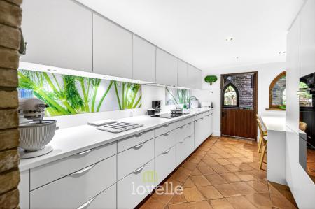 4 bedroom Detached house for sale in Main Road, Hatcliffe, DN37