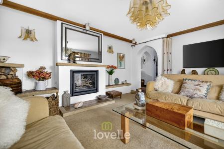 4 bedroom Detached house for sale in Main Road, Hatcliffe, DN37