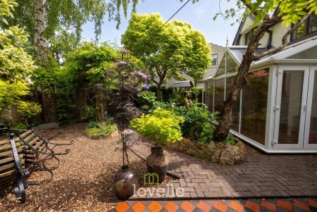 4 bedroom Detached house for sale in Main Road, Hatcliffe, DN37