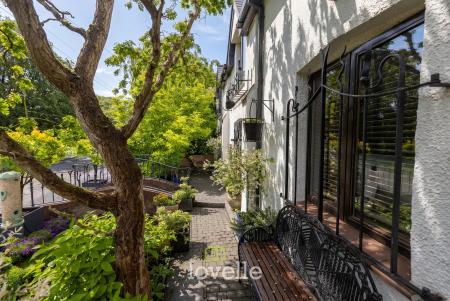 4 bedroom Detached house for sale in Main Road, Hatcliffe, DN37