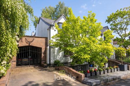 4 bedroom Detached house for sale in Main Road, Hatcliffe, DN37