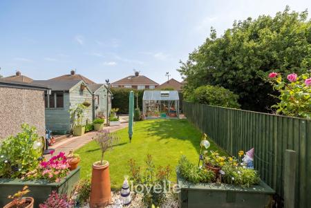 3 bedroom Semi-detached house for sale in Summerfield Avenue, Waltham, DN37