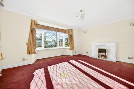 3 bedroom Detached bungalow for sale in Holton Mount, Holton-le-Clay, DN36