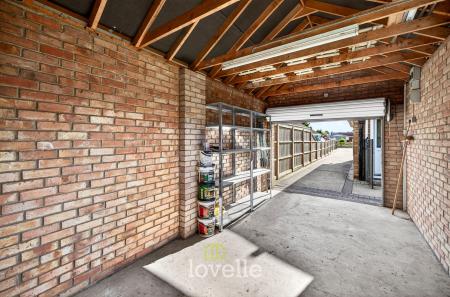 3 bedroom Detached bungalow for sale in Holton Mount, Holton-le-Clay, DN36