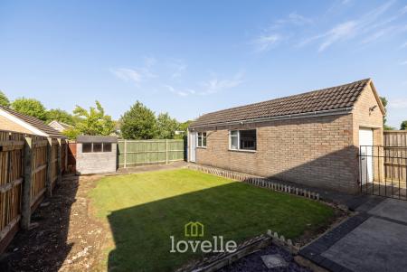 3 bedroom Detached bungalow for sale in Holton Mount, Holton-le-Clay, DN36