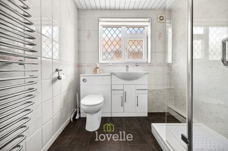 3 bedroom Detached bungalow for sale in Holton Mount, Holton-le-Clay, DN36
