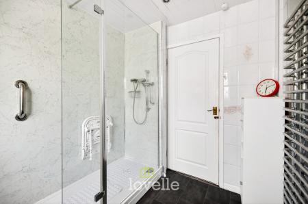 3 bedroom Detached bungalow for sale in Holton Mount, Holton-le-Clay, DN36