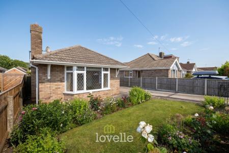 3 bedroom Detached bungalow for sale in Holton Mount, Holton-le-Clay, DN36
