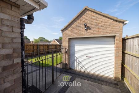 3 bedroom Detached bungalow for sale in Holton Mount, Holton-le-Clay, DN36