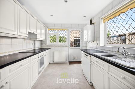 3 bedroom Detached bungalow for sale in Holton Mount, Holton-le-Clay, DN36