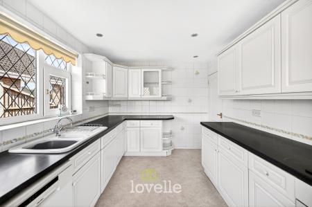 3 bedroom Detached bungalow for sale in Holton Mount, Holton-le-Clay, DN36
