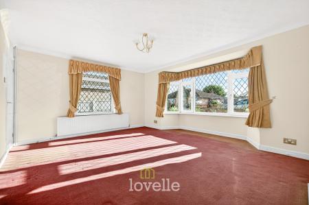 3 bedroom Detached bungalow for sale in Holton Mount, Holton-le-Clay, DN36