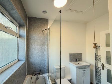 3 bedroom Terraced House to let in Fairmont Road,, Grimsby, DN32