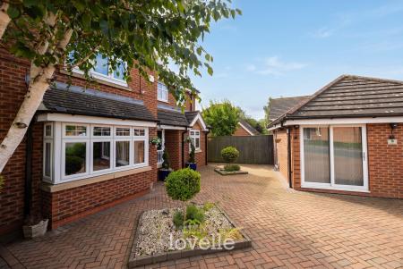4 bedroom Detached house for sale in Larkspur Avenue, Healing, DN41