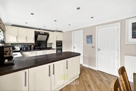 4 bedroom Detached house for sale in Larkspur Avenue, Healing, DN41