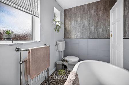 3 bedroom Semi-detached house for sale in Roundway, Grimsby, DN34