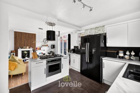 3 bedroom Semi-detached house for sale in Roundway, Grimsby, DN34