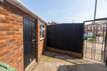 3 bedroom Semi-detached house for sale in Roundway, Grimsby, DN34