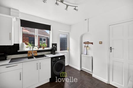3 bedroom Semi-detached house for sale in Roundway, Grimsby, DN34