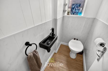 3 bedroom Semi-detached house for sale in Roundway, Grimsby, DN34