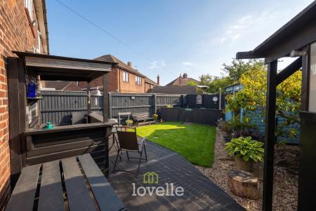 3 bedroom Semi-detached house for sale in Roundway, Grimsby, DN34