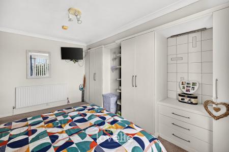 3 bedroom Semi-detached house for sale in Roundway, Grimsby, DN34