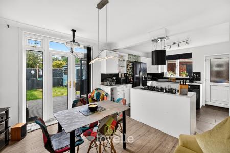3 bedroom Semi-detached house for sale in Roundway, Grimsby, DN34