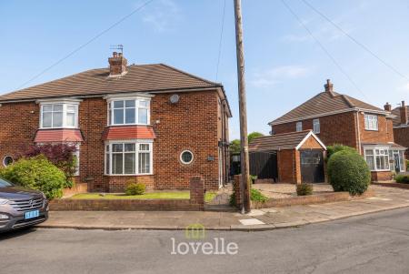 3 bedroom Semi-detached house for sale in Roundway, Grimsby, DN34