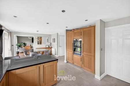 5 bedroom Detached house for sale in Hornbeam Drive, Healing, DN41