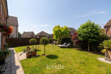5 bedroom Detached house for sale in Hornbeam Drive, Healing, DN41