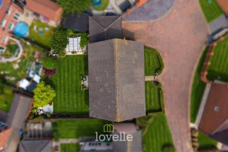 5 bedroom Detached house for sale in Hornbeam Drive, Healing, DN41