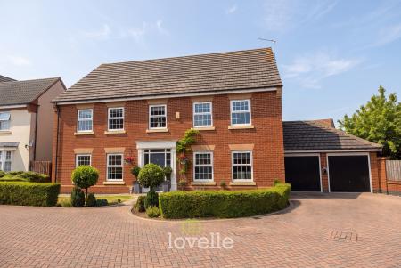 5 bedroom Detached house for sale in Hornbeam Drive, Healing, DN41