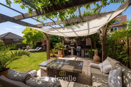 5 bedroom Detached house for sale in Hornbeam Drive, Healing, DN41