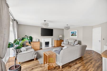 5 bedroom Detached house for sale in Hornbeam Drive, Healing, DN41