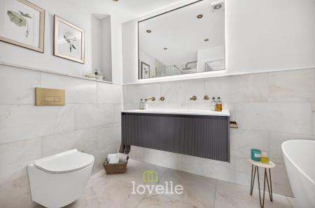 5 bedroom Detached house for sale in Hornbeam Drive, Healing, DN41