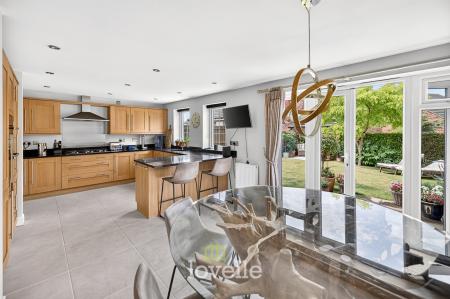 5 bedroom Detached house for sale in Hornbeam Drive, Healing, DN41