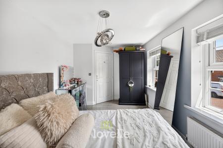 5 bedroom Detached house for sale in Hornbeam Drive, Healing, DN41