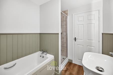 5 bedroom Detached house for sale in Hornbeam Drive, Healing, DN41