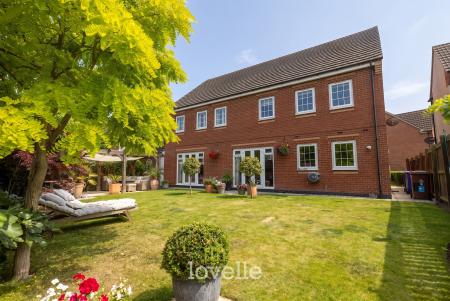 5 bedroom Detached house for sale in Hornbeam Drive, Healing, DN41