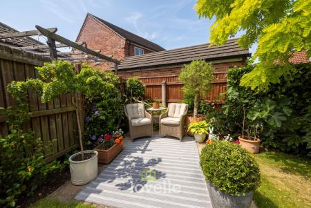 5 bedroom Detached house for sale in Hornbeam Drive, Healing, DN41