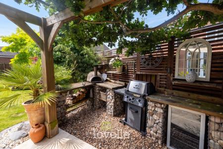 5 bedroom Detached house for sale in Hornbeam Drive, Healing, DN41