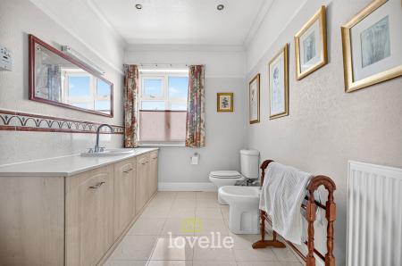 4 bedroom Detached house for sale in Bargate, Grimsby, DN34