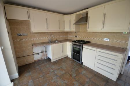 2 bedroom Semi-detached house to let in Calder Close, Immingham, DN40