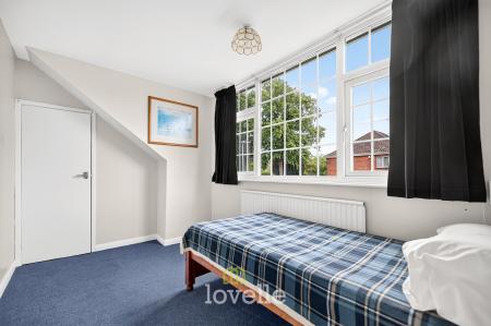 4 bedroom Detached house for sale in Carlton Road, Healing, DN41