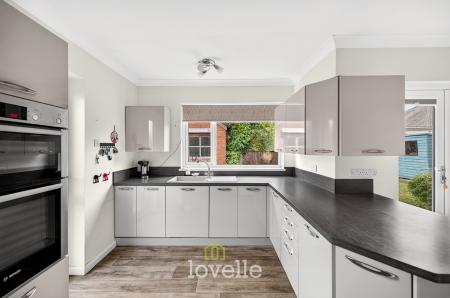 4 bedroom Detached house for sale in Carlton Road, Healing, DN41