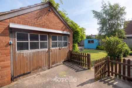 4 bedroom Detached house for sale in Carlton Road, Healing, DN41