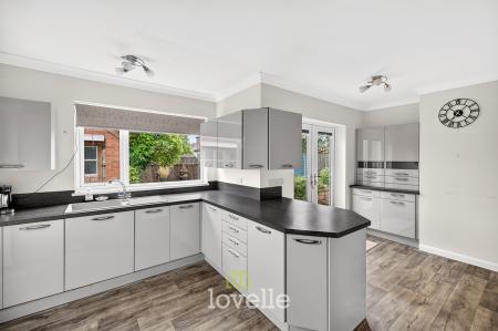 4 bedroom Detached house for sale in Carlton Road, Healing, DN41