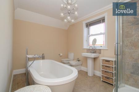 5 bedroom Detached house for sale in Post Office Lane, Ashby-Cum-Fenby, DN37
