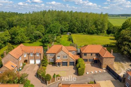 4 bedroom Detached house for sale in Beck Farm Mews, Barnoldby-Le-Beck, DN37