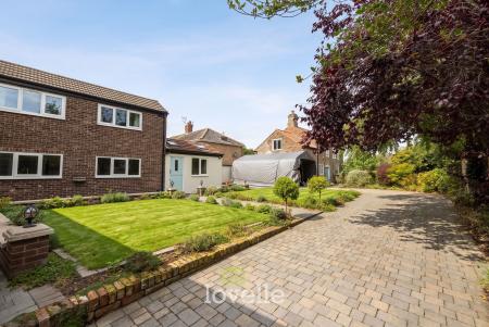 4 bedroom Detached house for sale in Cheapside, Waltham, DN37